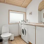 2 Bedroom Stunning In 펜션
