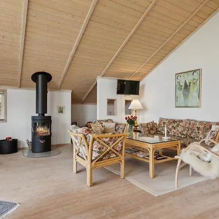 2 Bedroom Stunning In *